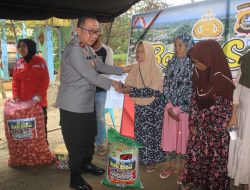 Kapolda Sultra Gelar Bakti Sosial di TPAS Puuwatu, Bantu Korban Kebakaran Jelang Ramadhan. 