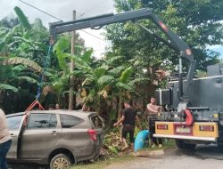 Polda Sultra Evakuasi Mobil Daihatsu Sigra yang Alami Kecelakaan Tunggal di Puuwatu