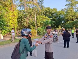 Bid Humas Polda Sultra Bagikan Takjil Gratis untuk Pengendara di Bulan Ramadan