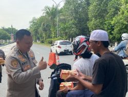 Raih Keberkahan di Bulan Ramadhan, Biro SDM Polda Sultra Bagikan Takjil Kepada Masyarakat