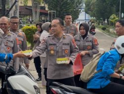Biro SDM Polda Sultra Kembali Berbagi Takjil, Pererat Kebersamaan dengan Masyarakat