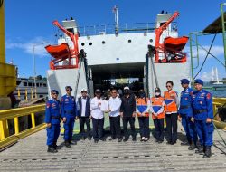 Personel Satgas Operasi Ketupat Anoa 2025 Melaksanakan Pengamanan Arus Mudik di Pelabuhan Kota Kendari