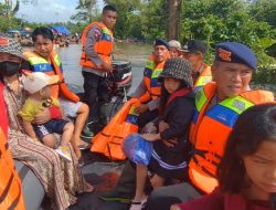 Brimob Sultra Evakuasi Warga Terdampak Banjir di Desa Linomoyo, Konawe Utara