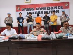 Pasca Kasus Penikaman Almarhum Aiptu Anumerta Fajar Iwu, Polres Buton Tetapkan Terduga Pelaku Menjadi Tersangka