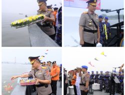 *Polda Sultra Laksanakan Upacara Tabur Bunga di Teluk Kendari*